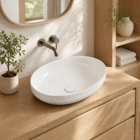 Lavabo ovale moderne en céramique avec robinet à levier, fixation sans perçage, finition lisse pour salle de bain d'hôtel