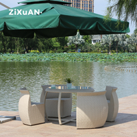 En stock : Ensemble de mobilier de jardin et d'extérieur pour marché, café, terrasse, comprenant table et chaises avec parasol