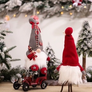 Gnomes de Noël lumineux à LED avec des chapeaux inscriptis <span class=keywords><strong>NOEL</strong></span> et HO HO HO, assis sur une voiture vintage, couleur rouge et gris, décoration festive - Product Image 2