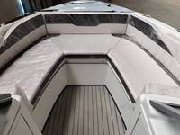 Bateau en FRP noir et blanc de 21 pieds pour 8 personnes, système de direction hydraulique, pare-brise, yacht de vitesse côtier avec évier pour se laver les mains