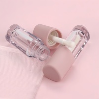 Tube cosmétique ABS rose triangulaire unique de 7 ml pour brillant à lèvres, avec grand applicateur, personnalisable avec logo, pour emballage d'huile à lèvres