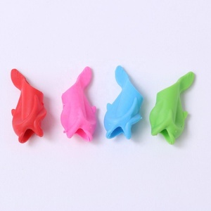 Agarraderas de Plástico Duraderas y Lavables con Forma de Pez para Lápices y Bolígrafos, Venta al por Mayor, Zhejiang Modern, Agarraderas Correctoras de Hábitos de Escritura <span class=keywords><strong>3D</strong></span> con Forma de Delfín para Niños - Product Image 3