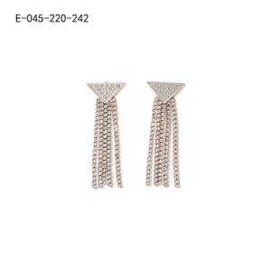 Boucles d'oreilles pendantes tendance en acier inoxydable 316L plaqué or PVD, durables et résistantes, avec longs pompons - Product Image 1
