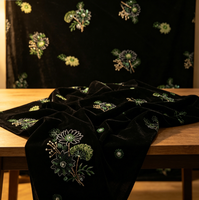 Tissu en velours noir haute couture avec maille tissée, perles tubulaires 3D en forme de pin, broderie végétale à paillettes vertes brillantes pour tapis rouge de mariage