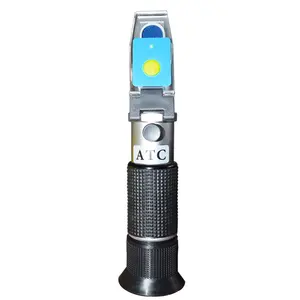 Rifrattometro Brix Atago calibratore automatico tenuto in mano con luce a LED
