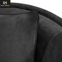 Fauteuils d'appoint modernes en velours noir avec pieds dorés et structure métallique de luxe pour salon familial