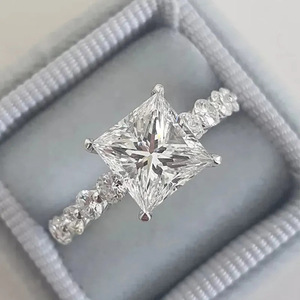 Anello di Fidanzamento di Lusso con Zircone Quadrato per Donne, Gioiello Scintillante per Anniversario - Product Image 1