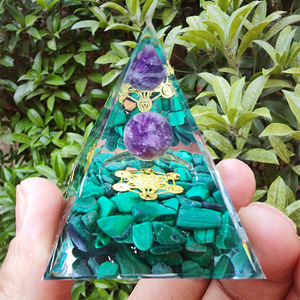 5CM Crystal Stone Orgone Pyramid Natural Energy Generator Magic Circle Pyramid Loose Gemstone Malachite Pyramid Decoration