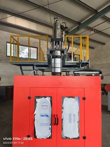 Machine d'extrusion de soufflage de réservoirs en plastique, extrudeuse HDPE pour réservoirs d'huile de <span class=keywords><strong>20</strong></span> <span class=keywords><strong>L</strong></span>, bidon de 25 <span class=keywords><strong>L</strong></span>, extrudeuse de moule de soufflage de barils - Product Image 2