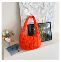Vente en gros logo personnalisé grand sac à bandoulière matelassé souple rembourré sac à boulettes portable de haute qualité nuage plissé à la mode