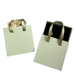 Boîte à bijoux en <span class=keywords><strong>papier</strong></span> de <span class=keywords><strong>Suspension</strong></span> personnalisable haut de gamme organisateur vierge personnalisé avec Logo revêtement UV gaufrage stratification mate - Product Image 3