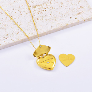 Collar con colgante <span class=keywords><strong>de</strong></span> sobre <span class=keywords><strong>de</strong></span> acero inoxidable en varios idiomas con mensaje <span class=keywords><strong>de</strong></span> medallón magnético <span class=keywords><strong>de</strong></span> corazón chapado en oro personalizado - Product Image 3