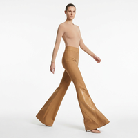 Pantalon évasé pour femme avec panneaux géométriques et incrustations de diamants. Surpiqûres contrastées, large ceinture, silhouette évasée spectaculaire