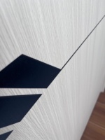 Porte en WPC imperméable au design moderne avec lignes décoratives CNC pour hôtels et villas haut de gamme, matériau principal bois PVC