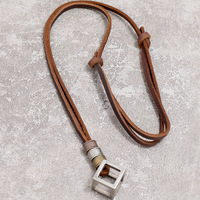 Nouveautés Collier chaîne en cuir vintage à double cercle avec pendentif tête de mort en cuir première couche