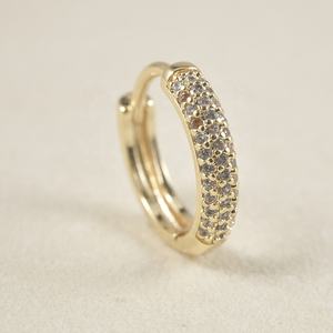 Boucles d'oreilles créoles en zircon à la mode pour femmes boucle d'<span class=keywords><strong>oreille</strong></span> 0.8mm épaisseur anneaux de <span class=keywords><strong>lobe</strong></span> d'<span class=keywords><strong>oreille</strong></span> plaqué or bijoux en laiton à la mode - Product Image 3