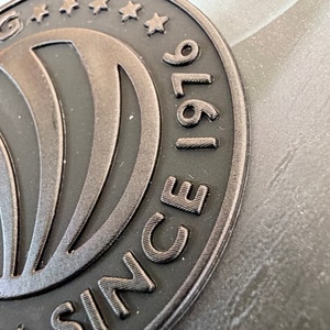 ป้ายเสื้อผ้าแบบกำหนดเองที่มีความคงทนทางมิติและยืดหยุ่น พร้อมตัวอักษรนูนแบบกำหนดเอง ป้ายติดเสื้อผ้าแบบรีดติดได้ - Product Image 2