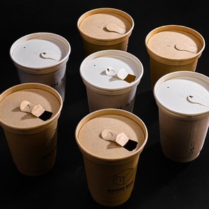 YBLPAK Couvercle en papier personnalisé avec logo, écologique, jetable, en bagasse de canne à sucre, 80mm/90mm, de qualité alimentaire, pour gobelet à café (dôme/<span class=keywords><strong>plat</strong></span>) - Product Image 4