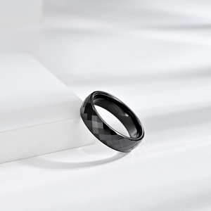 Anillo de cerámica con circonita facetada geométrica de estilo único unisex, líneas reflectantes modernas unisex, joyería negra. - Product Image 4