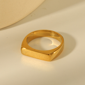 <span class=keywords><strong>Bague</strong></span> signet carrée large et <span class=keywords><strong>plate</strong></span> H&C Dainty en acier inoxydable plaqué or PVD 18 carats pour homme, idéale pour mariage, fiançailles et fêtes - Product Image 1
