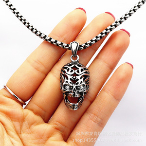 Collar con colgante de calavera yunnique, diseño de diablo hueco de acero de titanio, incrustaciones de diamantes blancos y negros, joyería de moda - Product Image 2
