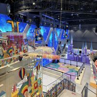 Parc d'attractions pour enfants sur le thème de l'espace, grands toboggans en plastique, jeux interactifs, aire de jeux intérieure pour enfants