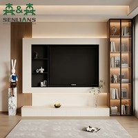 Meuble TV mural Japandi en lattes de bois et crème avec niche encastrée noire, vitrine en verre éclairée et console basse à cinq portes