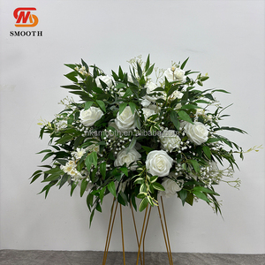 Bouquet de fleurs de mariage blanc lisse et très demandé avec verdure pour centre de table - Product Image 3