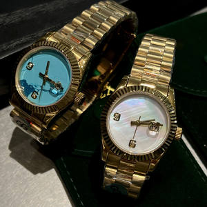 Reloj clásico en tono dorado para mujer y hombre, bisel estriado, esfera con efecto rayos de sol, ventana con fecha - Product Image 2