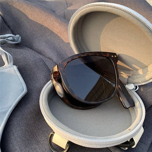 Gafas de sol cuadradas plegables con montura completa UV400, unisex, protección solar, estuche incluido - Product Image 1