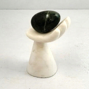 Sculpture ovale en pierre faite à la main, minimaliste, objet de collection, décoration d'intérieur, base blanche polie avec dessus en pierre noire - Product Image 1