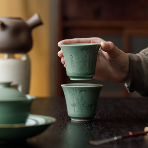 Tasse Maîtresse Guanlan Yue Kiln en Céladon Sculpté Effet Ombre, Tasse Traditionnelle Chinoise pour Dégustation de Thé, Tasse Individuelle en Porcelaine Céramique - Product Image 1
