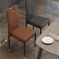 Chaises de salle à manger empilables en métal noir avec revêtement en cuir et pieds dorés pour cuisine et restaurant modernes
