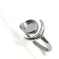 Vente en gros Plaqué or 18 carats, lunette de lune ronde tendance, ébauches de bague en acier inoxydable pour femmes, bijoux en résine
