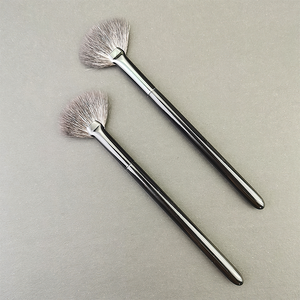 Pinceau de maquillage multifonctionnel en forme d'éventail à haute brillance pour éclaircir le visage - Product Image 3