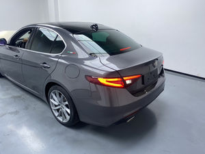 Guazi <span class=keywords><strong>Prix</strong></span> Bas <span class=keywords><strong>Alfa</strong></span> <span class=keywords><strong>Romeo</strong></span> <span class=keywords><strong>Giulia</strong></span> Essence 2.0 Automatique Conduite à Gauche Sièges en Cuir Caméra Arrière Voiture d'Occasion Propulsion Arrière 5 Places - Product Image 3