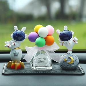 Ornements de voiture en résine, lapin astronaute mignon avec ciel étoilé, décoration de tableau de bord, accessoires intérieurs pour la maison, cadeau de bureau - Product Image 1
