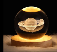 Lampe de nuit intelligente moderne en forme de boule de cristal solaire 3D avec lumière LED blanc chaud alimentée par USB et base en bois