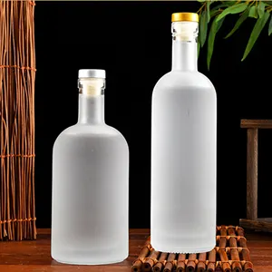Venta caliente 500ml 700ml 750ml botella de vidrio transparente de whisky con tapa de vidrio