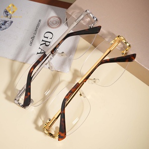 Gafas de Sol Unisex de Lujo con Montura Rectangular Dorada Sin Aro, Lentes Transparentes y Adornos de Latón y Circonitas - Product Image 5