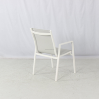 Chaise de salle à manger d'extérieur commerciale empilable avec accoudoirs, en aluminium blanc et tissu maillé, pour restaurant, patio et jardin