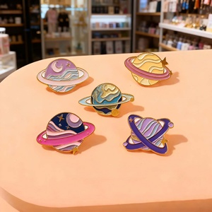 En gros, accessoires personnalisés : badges, épingles de col pour uniformes et articles en métal, motifs planètes, étoiles, galaxie, violet, rose - Product Image 1