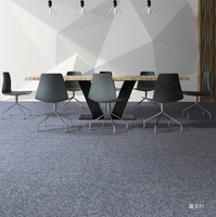Dalles de moquette commerciales modernes 50x50 en nylon PET à poils bouclés moyens, antidérapantes, à rayures, avec support en PVC, pour bureaux et hôtels