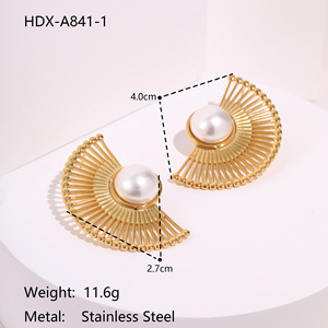 Boucles d'oreilles élégantes en forme d'éventail en plaqué or avec perles Boucles d'oreilles tendance pour femmes, bijoux élégants, cadeau - Product Image 4
