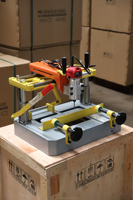 Machine de perçage et de fraisage portable pour le traitement des trous de serrures des profilés de portes et fenêtres en PVC et en aluminium