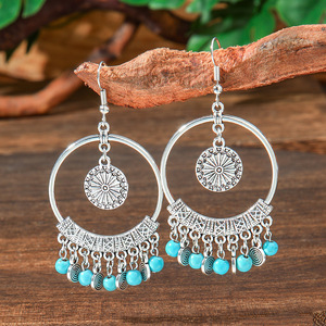 Boucles d'oreilles pendantes bohèmes en alliage plaqué argent antique pour femme, avec perles turquoise et plumes - Product Image 2