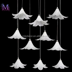 MILE Vente en gros de décorations de <span class=keywords><strong>plafond</strong></span> de <span class=keywords><strong>mariage</strong></span> à LED, fleurs de lys en plastique suspendues, lustre de <span class=keywords><strong>plafond</strong></span> <span class=keywords><strong>pour</strong></span> événements, fournitures de fête - Product Image 2