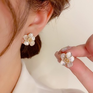 Haute qualité luxueux cuivre boucles d'oreilles élégant Zircon fleur conception élégant bijoux à la mode pour les femmes cadeau personnalisable - Product Image 1