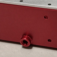 Boîtier d'instrument en aluminium usiné sur mesure par CNC avec corps anodisé rouge et couvercle supérieur argenté sablé pour usage en laboratoire