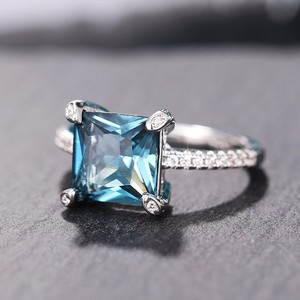 Anello con Design Quadrato a Quattro Punte, Stile Elegante per Donne - Product Image 6